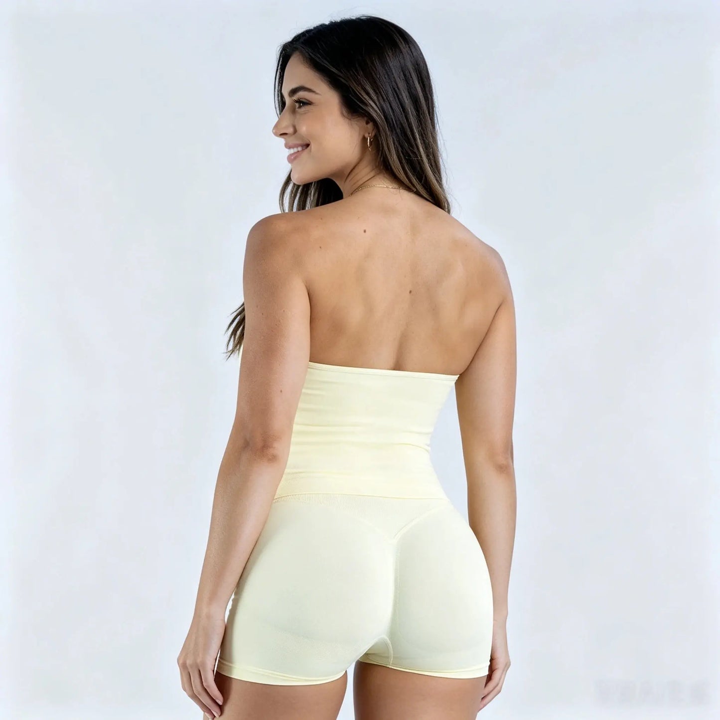 Women's Seamless Fitness Activewear Set - 2-Piece Halter Neck Top with Built-In Bra and High-Rise Shorts for Optimal Support and Comfort
