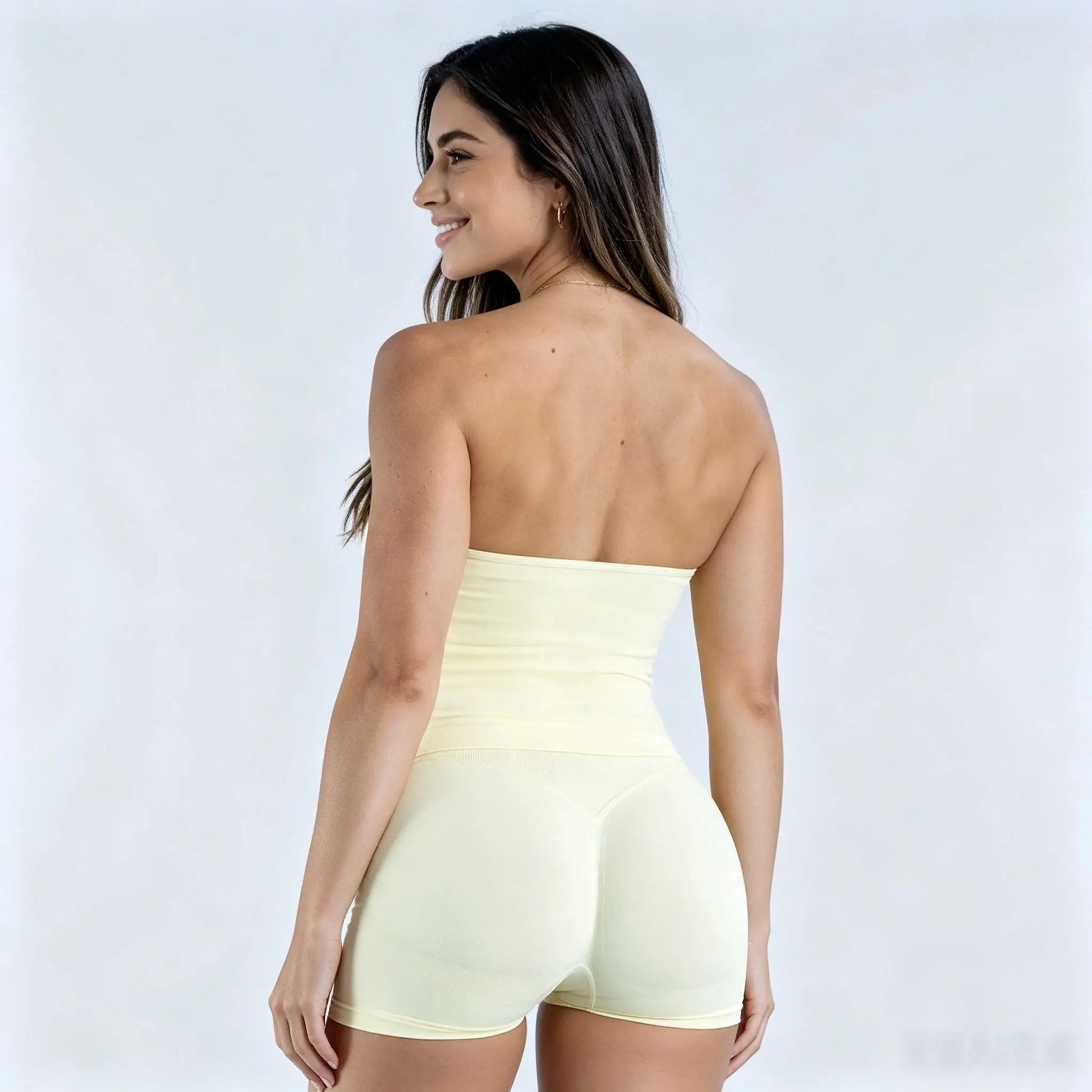 Women's Seamless Fitness Activewear Set - 2-Piece Halter Neck Top with Built-In Bra and High-Rise Shorts for Optimal Support and Comfort